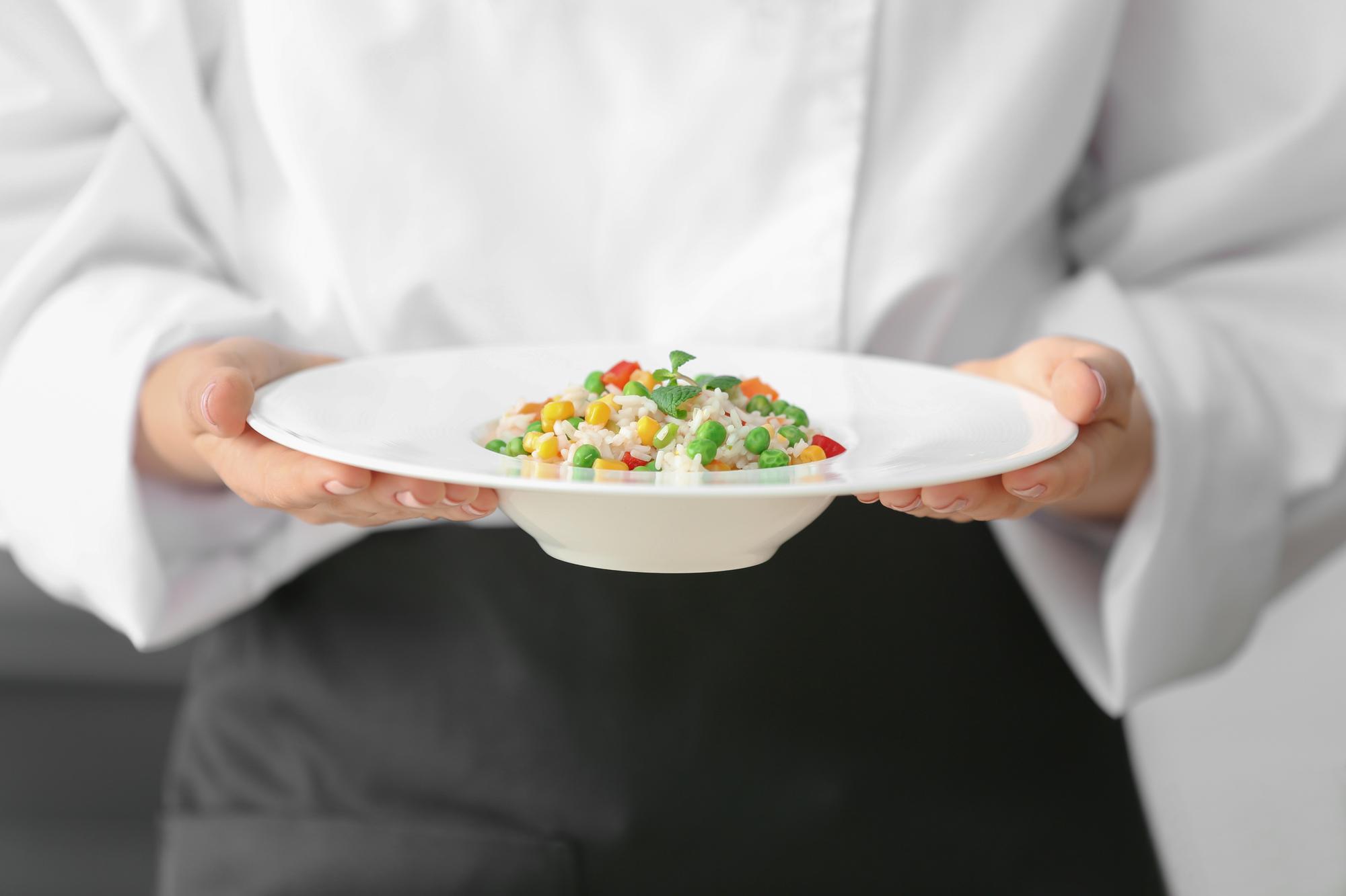 Chef präsentiert modernes Gericht in Studioküche